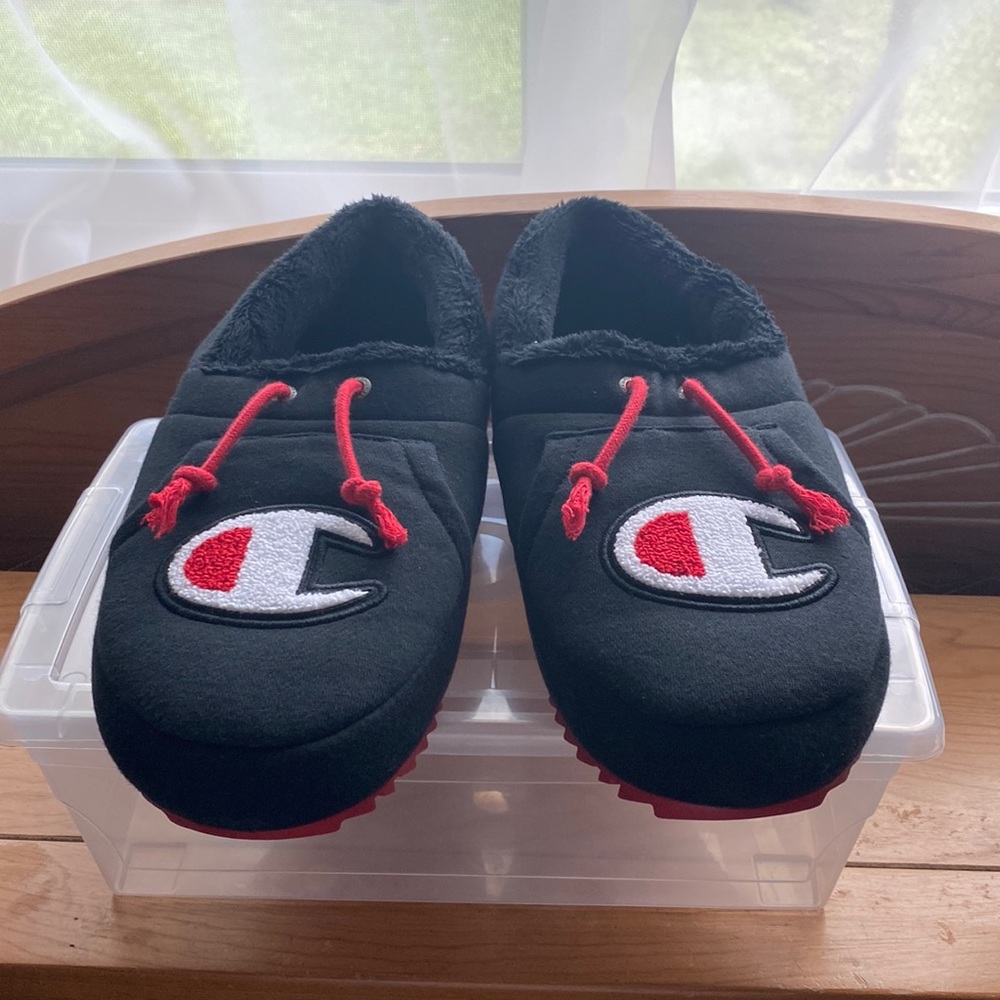 Mens Champion slippers. Size 11. Preowned. 9.5/10 condition